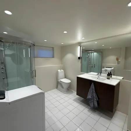 아파트 Centrally Located, Fully Furnished, Modern *