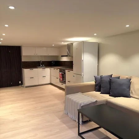 Centrally Located, Fully Furnished, Modern 아파트