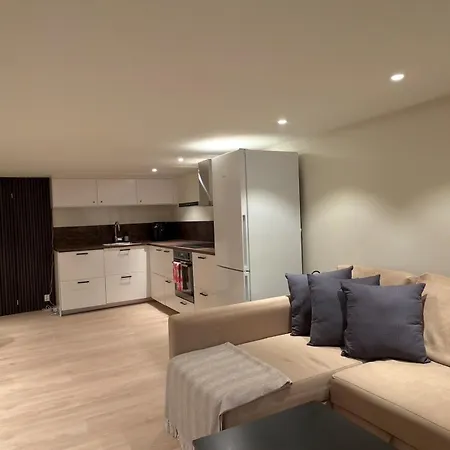 아파트 Centrally Located, Fully Furnished, Modern